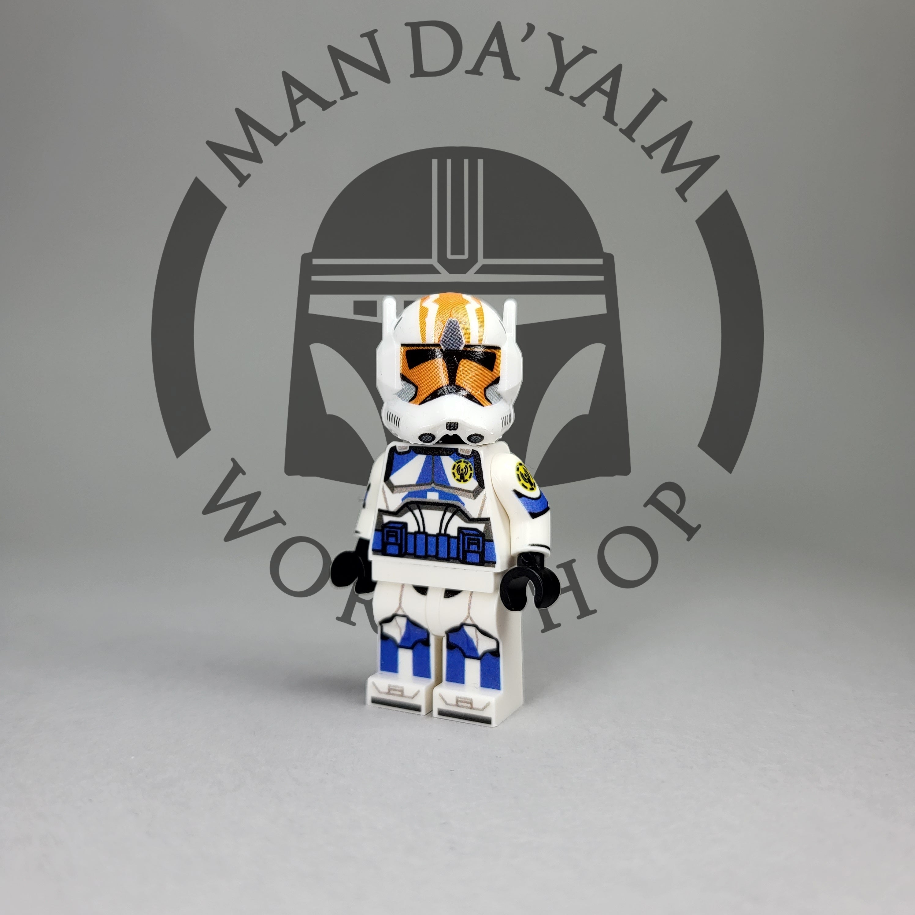 Orange-Blue comms figure – Manda'yaim Workshop